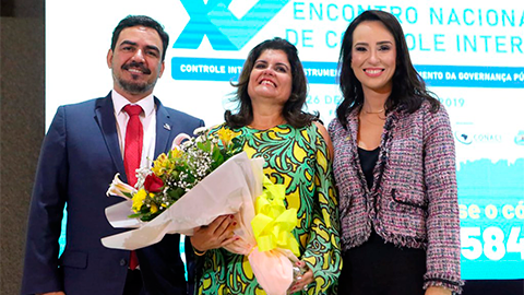 Ex-Controladora da CGE-MG é premiada no XV Encontro Nacional de Controle Interno
