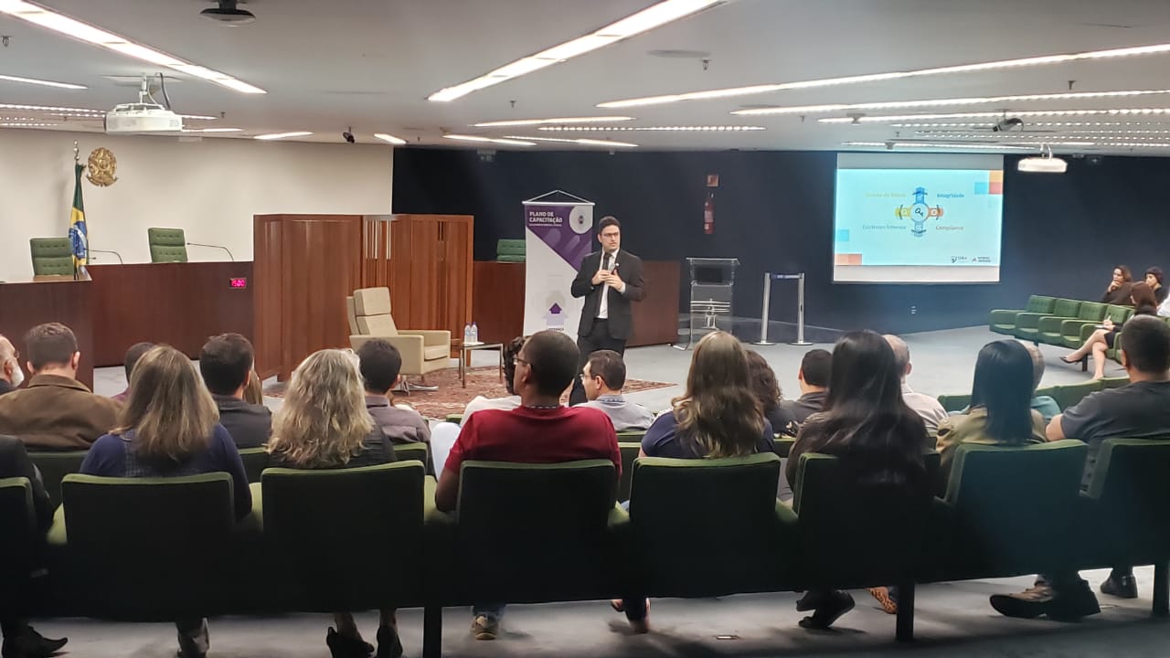 Controlador palestra sobre gestão de riscos no STF
